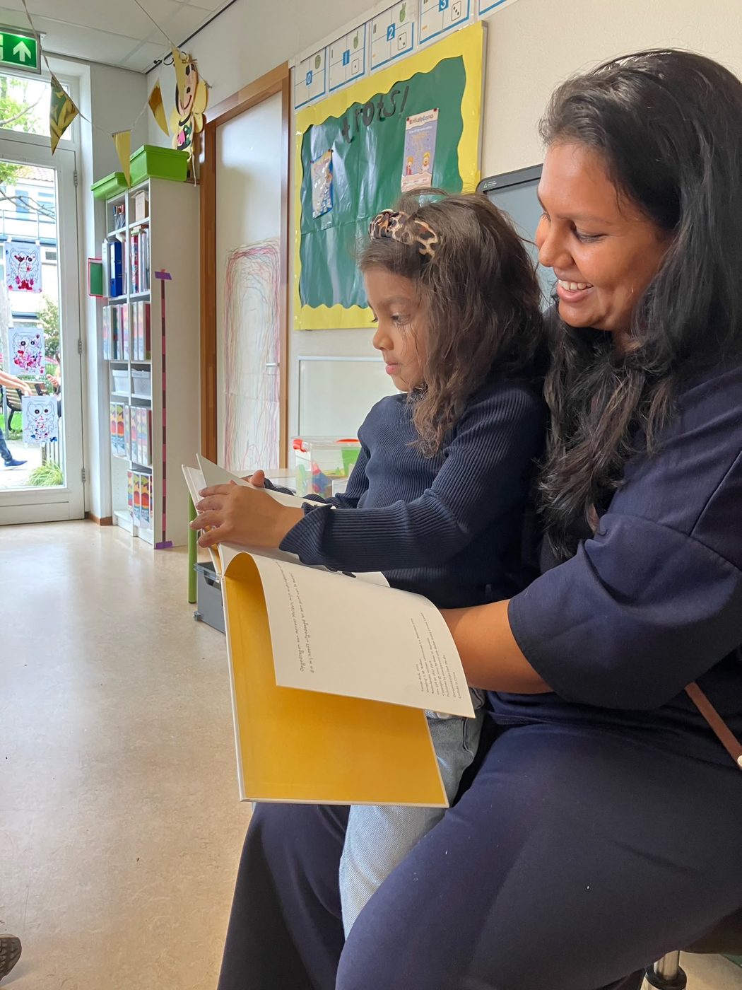 Mohini leest voor aan haar dochter in de klas